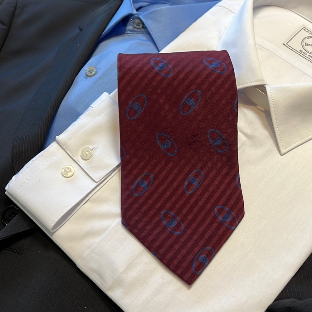 Giorgio Armani 💯% Silk, made in Italy, Lined inlaid Red pattern with blue ovals
